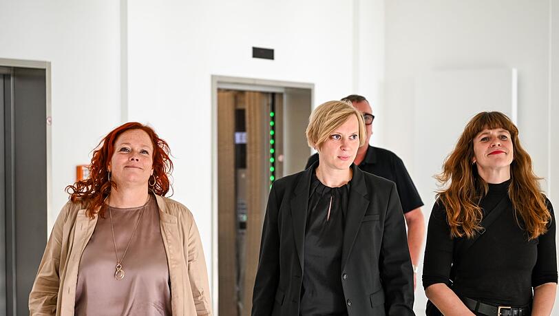 Die Berliner Parteivorsitzenden Bettina König (SPD, l-r), Nina Stahr (Bündnis 90/Die Grünen) und Kerstin Wolter (Die Linke) beraten mit Delegationen ihrer Parteien seit vergangener Woche über eine mögliche Regierungsbildung. (Archivbild) Die Berliner Parteivorsitzenden Bettina König (SPD, l-r), Nina Stahr (Bündnis 90/Die Grünen) und Kerstin Wolter (Die Linke) beraten mit Delegationen ihrer Parteien seit vergangener Woche über eine mögliche Regierungsbildung. (Archivbild)