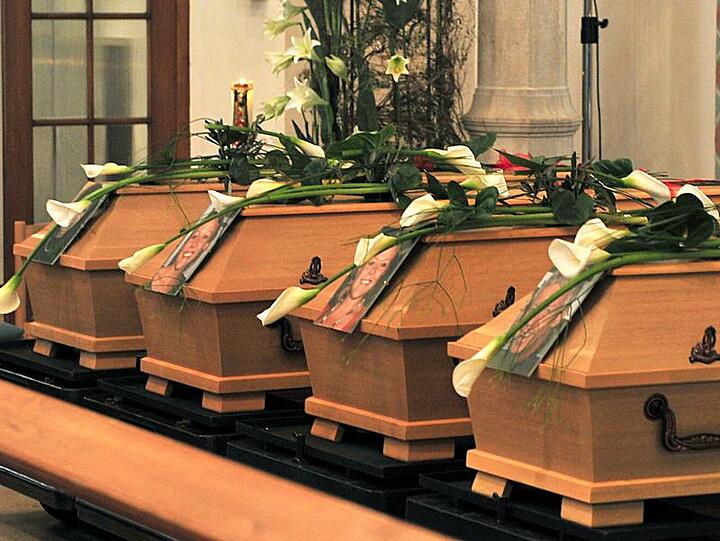 Die Särge der vier Opfer von Eislingen