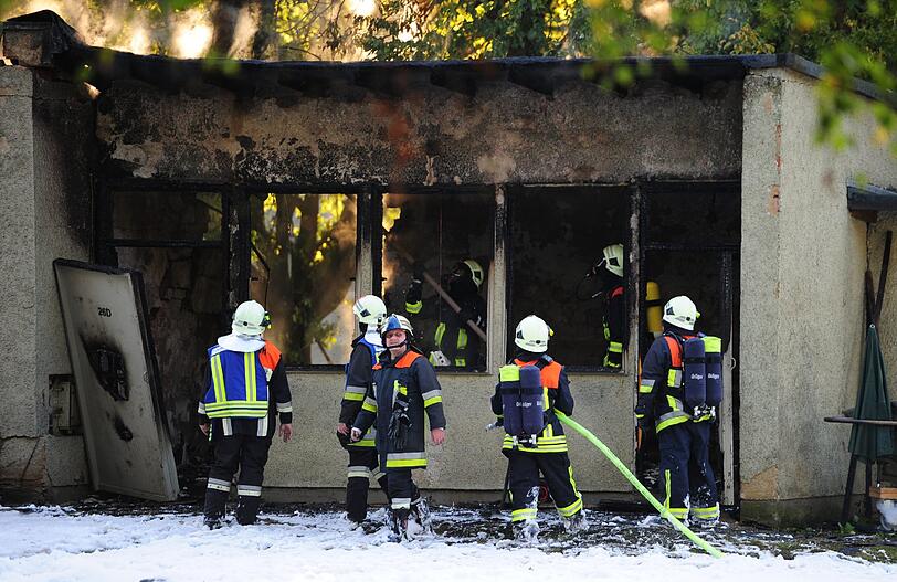 Feuerleute löschen am Samstag in Gersthofen (Schwaben) einen explodierten Gebäudeteil auf dem Gelände einer Feuerwerksfabrik. Bei dem Unglück kam eine Person ums Leben.