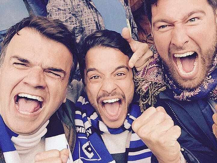 Kostja Ullmann (Mitte) freut sich riesig über den Sieg vom HSV