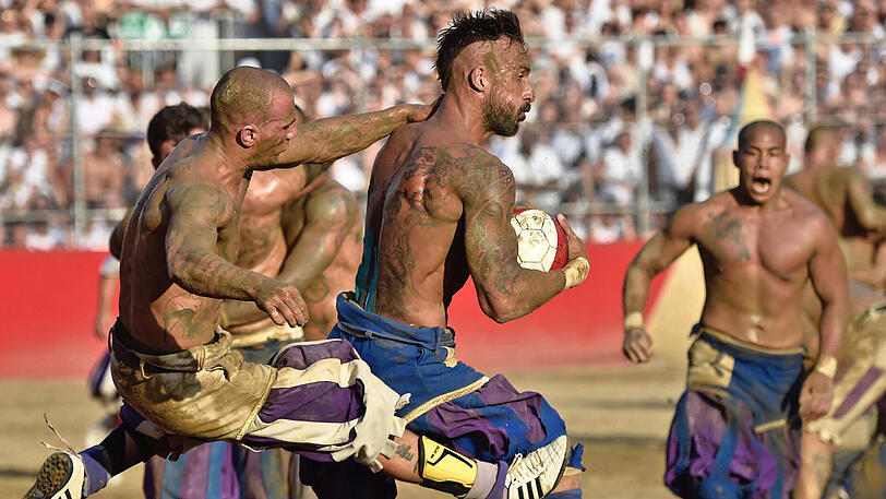 Der Spielball wird hier ganz schnell zur Nebensache - Schläge und Tritte sind hier ausdrücklich erlaubt. Die Biler vom Calcio Storico in Florenz.