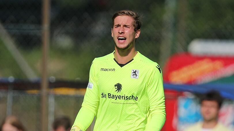 MARCO HILLER: Schlug nach neun Minuten den Ball bei einem Bodenabschlag ins Aus. Anschließend blieb der Schlussmann aber cool und leistete sich keine Fehler mehr. &ndash; Note: 3 (Archivfoto)