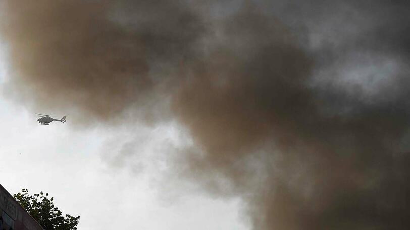 Brand in einem Recyclingbetrieb Feldkirchen: Das Feuer sorgte für eine Rauchwolke, die kilometerweit sichtbar war. Die Bilder vom Einsatz.