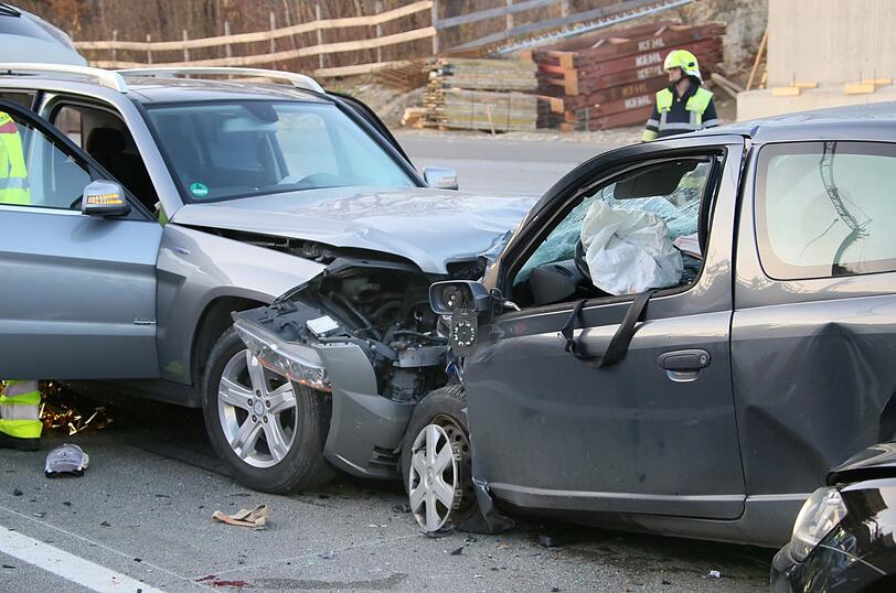 Bei einem Unfall auf der A94 am Donnerstagabend sind mehrere Menschen verletzt worden. Mindestens drei Autos waren an dem Unfall beteiligt.