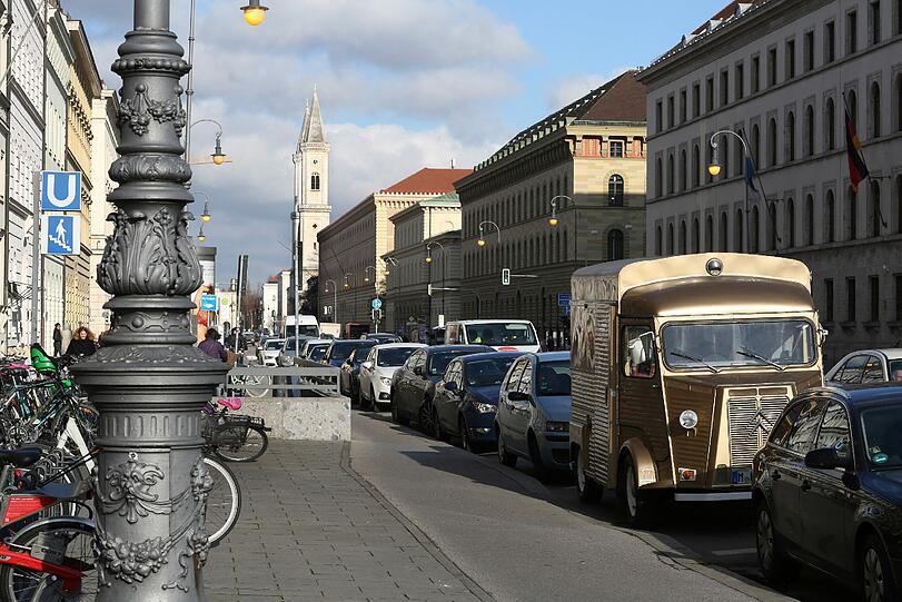 Noch so ein altes Original in der Maxvorstadt: Der legendäre Alte Simpl, hier ausnahmsweise mal bei Tageslicht.