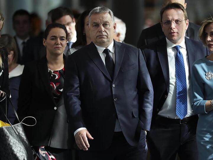 Viktor Orban (M.), Ministerpräsident von Ungarn, auf dem Weg zu einem Treffen der Europäischen Volkspartei (EVP) im Europäischen Parlament.