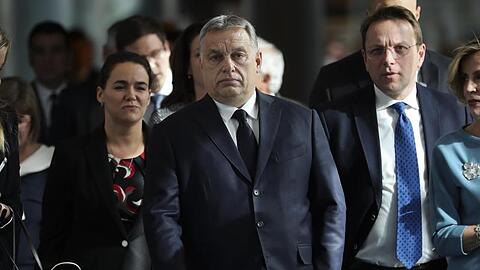 Viktor Orban (M.), Ministerpräsident von Ungarn, auf dem Weg zu einem Treffen der Europäischen Volkspartei (EVP) im Europäischen Parlament.