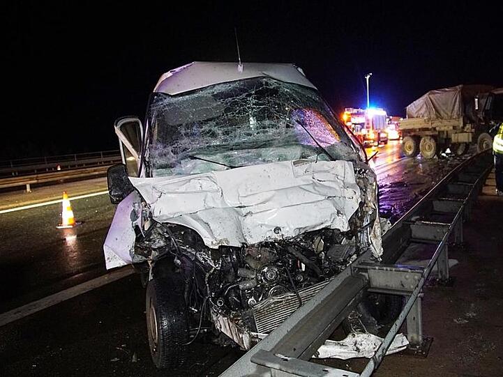 Ein zerstörter Paketwagen steht auf einer Autobahnbrücke. Foto: Lars Haubner/Jürgen Masching