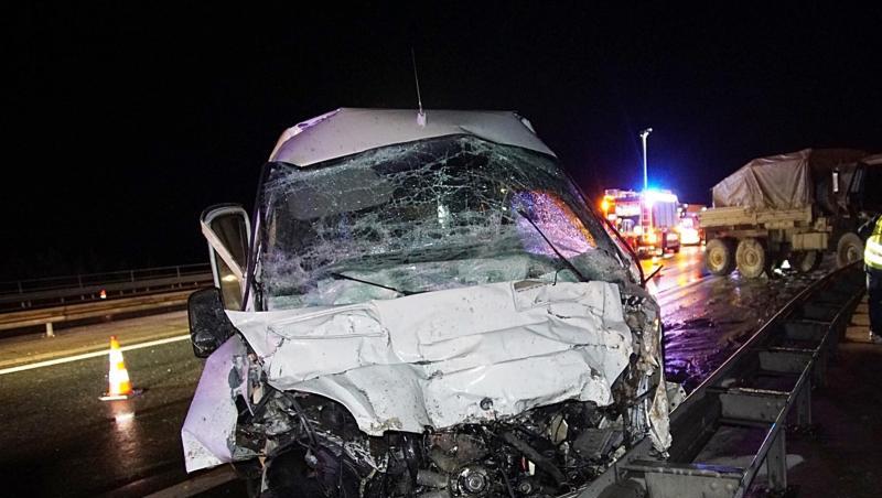 Ein zerstörter Paketwagen steht auf einer Autobahnbrücke. Foto: Lars Haubner/Jürgen Masching Ein zerstörter Paketwagen steht auf einer Autobahnbrücke. Foto: Lars Haubner/Jürgen Masching