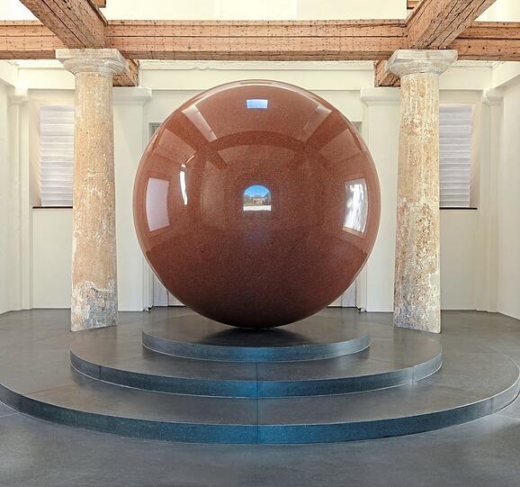 Walter De Marias "Large Red Sphere" entwickelt eine faszinierende Präsenz im behutsam sanierten "Türkentor". Foto: Bayer. Staatsgemäldesammlungen/Haydar Koyupinar/Estate of Walter De Maria
