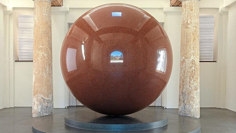 Walter De Marias "Large Red Sphere" entwickelt eine faszinierende Präsenz im behutsam sanierten "Türkentor". Foto: Bayer. Staatsgemäldesammlungen/Haydar Koyupinar/Estate of Walter De Maria Walter De Marias "Large Red Sphere" entwickelt eine faszinierende Präsenz im behutsam sanierten "Türkentor". Foto: Bayer. Staatsgemäldesammlungen/Haydar Koyupinar/Estate of Walter De Maria