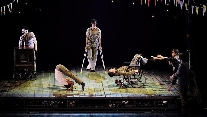 Wirklich mitreißend: Osiel Gouneo (im Handstand) und das Ensemble des Bayerischen Staatsballetts in "Der Schneesturm".