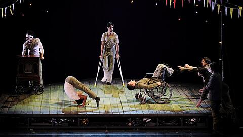 Wirklich mitreißend: Osiel Gouneo (im Handstand) und das Ensemble des Bayerischen Staatsballetts in "Der Schneesturm".
