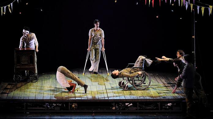 Wirklich mitreißend: Osiel Gouneo (im Handstand) und das Ensemble des Bayerischen Staatsballetts in "Der Schneesturm".