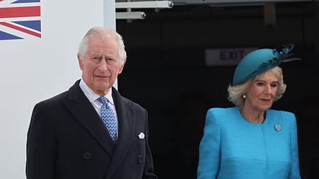 König Charles III. von Großbritannien und Königsgemahlin Camilla kommen am Flughafen an.