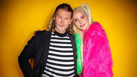 Model Theresia Fischer und Stefan Kleiser nehmen 2024 am "Sommerhaus der Stars" teil. So haben die beiden sich kennengelernt.