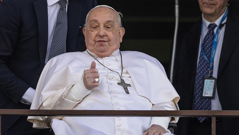 Bei seinem ersten Auftritt nach mehr als fünf Wochen Krankenhaus reckt der Papst den Daumen nach oben.