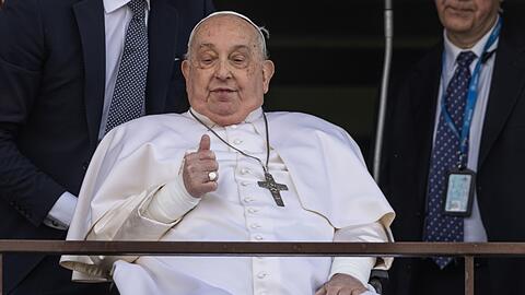 Bei seinem ersten Auftritt nach mehr als fünf Wochen Krankenhaus reckt der Papst den Daumen nach oben.