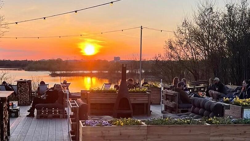 Ein weiteres Highlight: die Sonnenuntergänge am Hollerner See. Ein weiteres Highlight: die Sonnenuntergänge am Hollerner See.