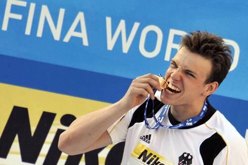 Weltmeister mit Biss: Paul Biedermann bei der Siegerehrung nach seinem Sensations-Triumph über 400 Meter Freistil.