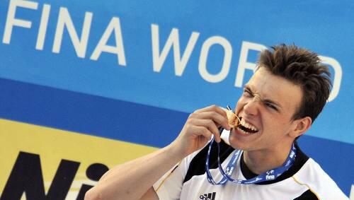 Weltmeister mit Biss: Paul Biedermann bei der Siegerehrung nach seinem Sensations-Triumph über 400 Meter Freistil. Weltmeister mit Biss: Paul Biedermann bei der Siegerehrung nach seinem Sensations-Triumph über 400 Meter Freistil.