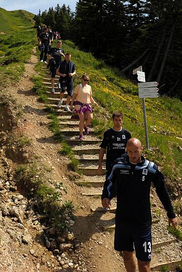 Der erste Aufstieg der Saison ist geschafft: Im Trainingslager in Oberstaufen wanderten die Löwen auf den bei 1.833 Meter liegenden Hochgrad. Sehen Sie hier die Bilder.