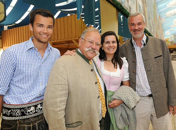 Bilderbuchtauglich: Großvater Hagn mit Tochter Steffi und ihrem Mann Michael Spendler. Der fesche junge Mann links ist Lukas, einer der beiden Söhne des Paars.