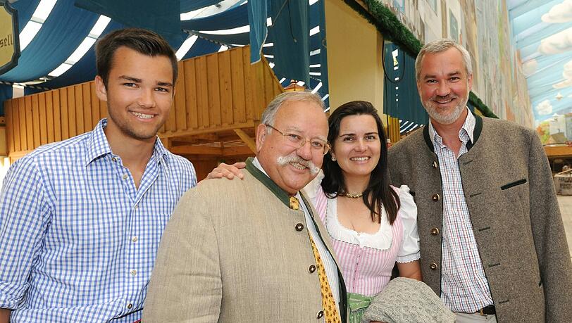Bilderbuchtauglich: Großvater Hagn mit Tochter Steffi und ihrem Mann Michael Spendler. Der fesche junge Mann links ist Lukas, einer der beiden Söhne des Paars.