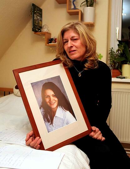 Simone Michalk mit dem gerahmten Foto ihrer Tochter Katrin. An Weihnachten hat die 31-Jährige ihre Eltern das letzte Mal besucht.