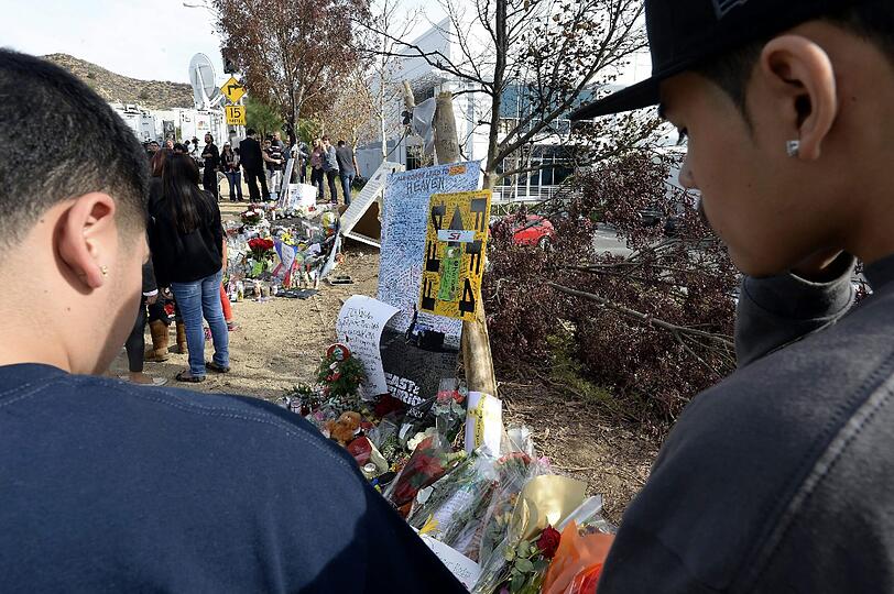 Fans trauern an der Unfallstelle um Paul Walker.