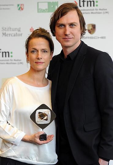 Die Schauspieler Claudia Michelsen (l) und Lars Eidinger (r) posieren vor der Verleihung mit dem Preis in der Kategorie "Fiktion" für den Film "Grenzgang".