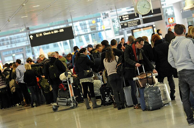 Bei den Fluggästen ist Geduld gefragt: Vor den Lufthansa-Ticketschaltern in München bilden sich derzeit lange Warteschlangen.