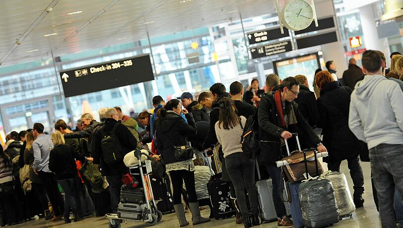 Bei den Fluggästen ist Geduld gefragt: Vor den Lufthansa-Ticketschaltern in München bilden sich derzeit lange Warteschlangen. Bei den Fluggästen ist Geduld gefragt: Vor den Lufthansa-Ticketschaltern in München bilden sich derzeit lange Warteschlangen.