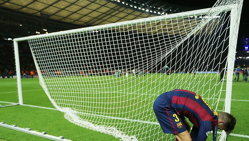 Gerard Piqué sichert sich ein Stück vom Tornetz aus dem Berliner Olympiastadion. Gerard Piqué sichert sich ein Stück vom Tornetz aus dem Berliner Olympiastadion.