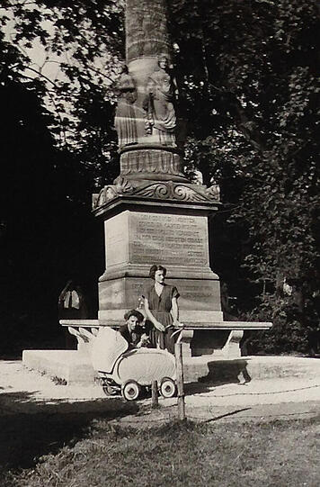 Englischer Garten im Sommer 1954: Mama Hannelore (l.) und Freundin ruhen sich vor dem Sckell-Denkmal aus, Christine liegt im Kinderwagen.
