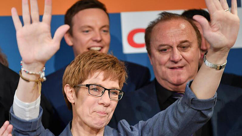 Die saarländische Ministerpräsidentin Annegret Kramp-Karrenbauer lässt sich auf der CDU-Wahlparty in Saarbrücken feiern. Die saarländische Ministerpräsidentin Annegret Kramp-Karrenbauer lässt sich auf der CDU-Wahlparty in Saarbrücken feiern.