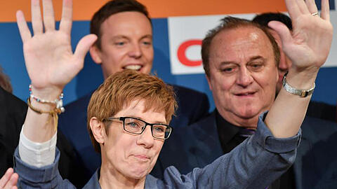 Die saarländische Ministerpräsidentin Annegret Kramp-Karrenbauer lässt sich auf der CDU-Wahlparty in Saarbrücken feiern.