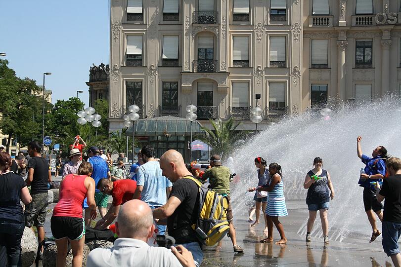 Wasserschlacht am Stachus. Die Bilder.
