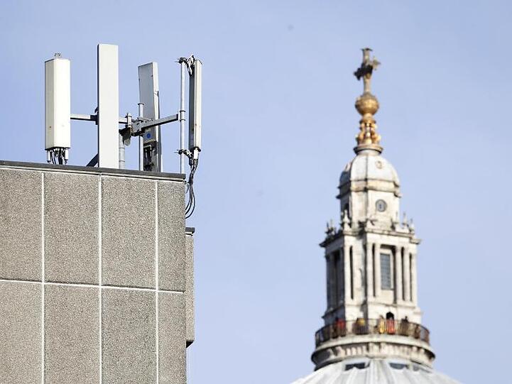 Mobilfunkmasten sind vor der St. Paul's Cathedral in der Londoner Innenstadt zu sehen. Der chinesische Telekomriese Huawei darf sich am 5G-Ausbau in Großbritannien beteiligen.