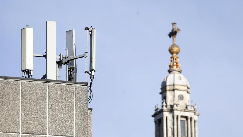 Mobilfunkmasten sind vor der St. Paul's Cathedral in der Londoner Innenstadt zu sehen. Der chinesische Telekomriese Huawei darf sich am 5G-Ausbau in Großbritannien beteiligen. Mobilfunkmasten sind vor der St. Paul's Cathedral in der Londoner Innenstadt zu sehen. Der chinesische Telekomriese Huawei darf sich am 5G-Ausbau in Großbritannien beteiligen.