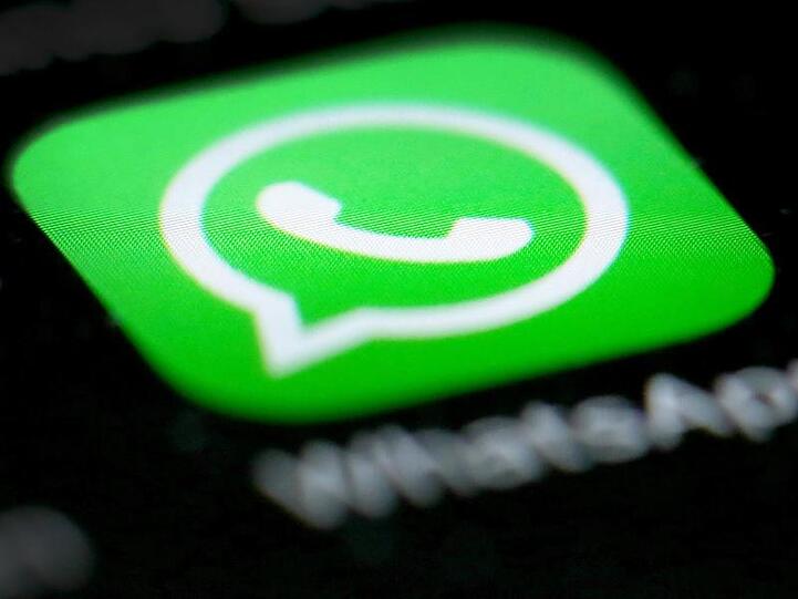 Das Logo von WhatsApp auf dem Display eines Smartphones.