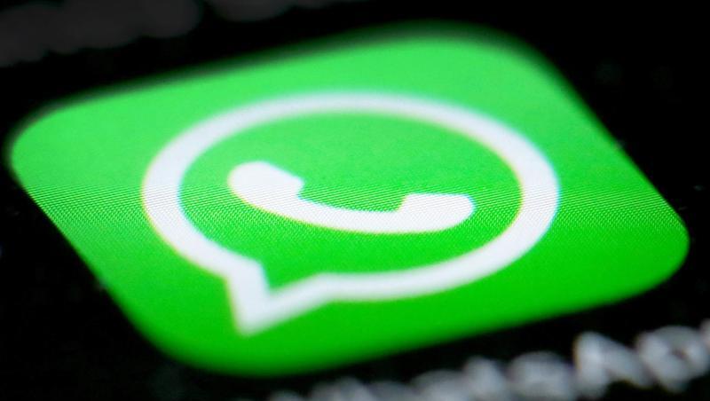Das Logo von WhatsApp auf dem Display eines Smartphones. Das Logo von WhatsApp auf dem Display eines Smartphones.