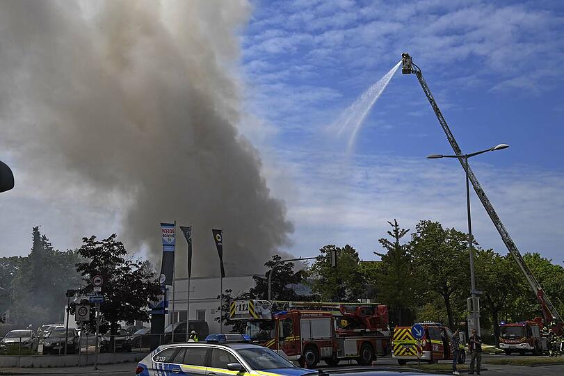 Seit dem Mittag ist die Münchner Feuerwehr damit beschäftigt, den Großbrand in Trudering zu löschen.