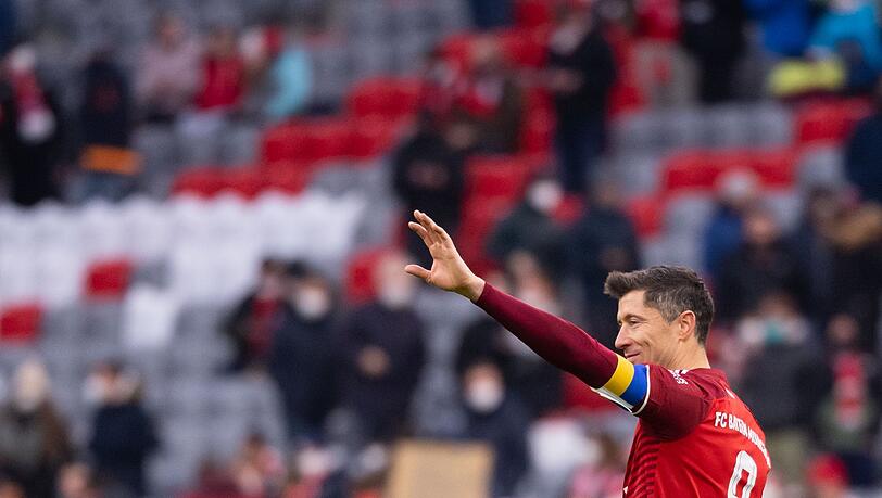 Robert Lewandowski von München trägt eine Ukraine-Binde während des Spiels gegen Frankfurt.