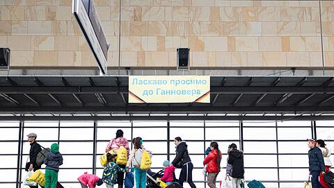 Aus der Ukraine geflüchtete Menschen kommen in der Unterkunft im Messebahnhof Laatzen an.
