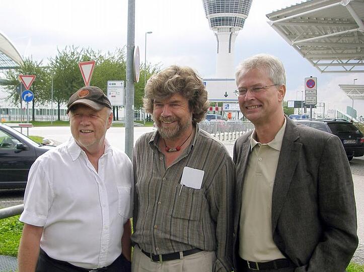 Drehen ab nächster Woche am Nanga Parbat: Regisseur Joseph Vilsmaier, Berater und Extrembergsteiger Reinhold Messner und Produzent Chris Naumann (v. l.) vor dem Abflug am Münchner Flughafen.