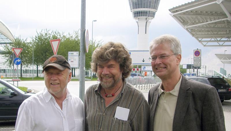 Drehen ab nächster Woche am Nanga Parbat: Regisseur Joseph Vilsmaier, Berater und Extrembergsteiger Reinhold Messner und Produzent Chris Naumann (v. l.) vor dem Abflug am Münchner Flughafen. Drehen ab nächster Woche am Nanga Parbat: Regisseur Joseph Vilsmaier, Berater und Extrembergsteiger Reinhold Messner und Produzent Chris Naumann (v. l.) vor dem Abflug am Münchner Flughafen.