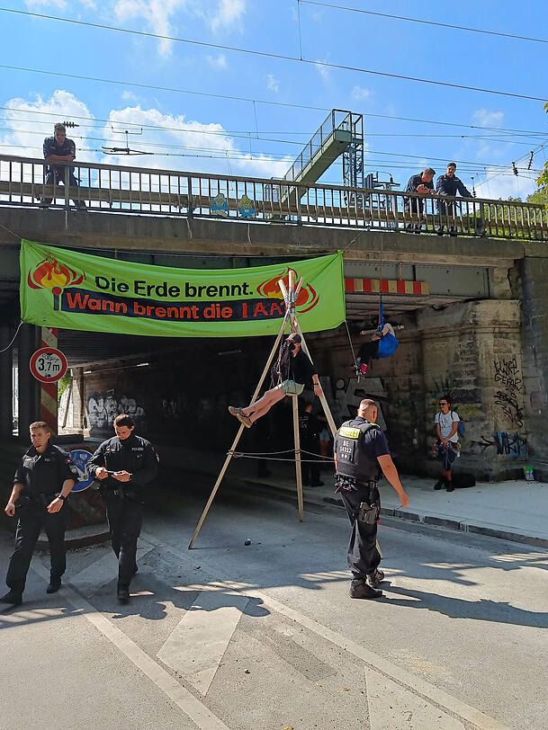 Aktivisten haben an der Zugbrücke in der Bavariastraße ein Banner aufgehängt. Aktivisten haben an der Zugbrücke in der Bavariastraße ein Banner aufgehängt.