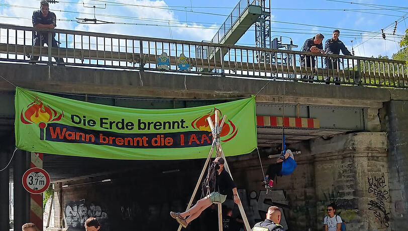 Aktivisten haben an der Zugbrücke in der Bavariastraße ein Banner aufgehängt. Aktivisten haben an der Zugbrücke in der Bavariastraße ein Banner aufgehängt.