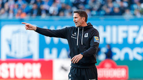 "Es hat einen Schlag getan, bei der Doppelachse ist der äußere Reifen geplatzt", erklärte Patrick Glöckner über Sechzigs Schreckmoment im Mannschaftsbus nach der 0:1-Pleite am Freitagabend bei Hansa Rostock.